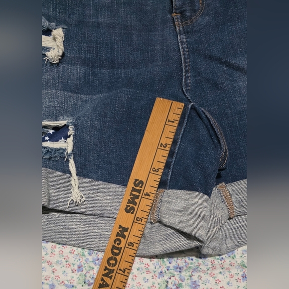 NWT - Judy Blue Size Stars Patch Distressed Shorts - Picture 4 of 7